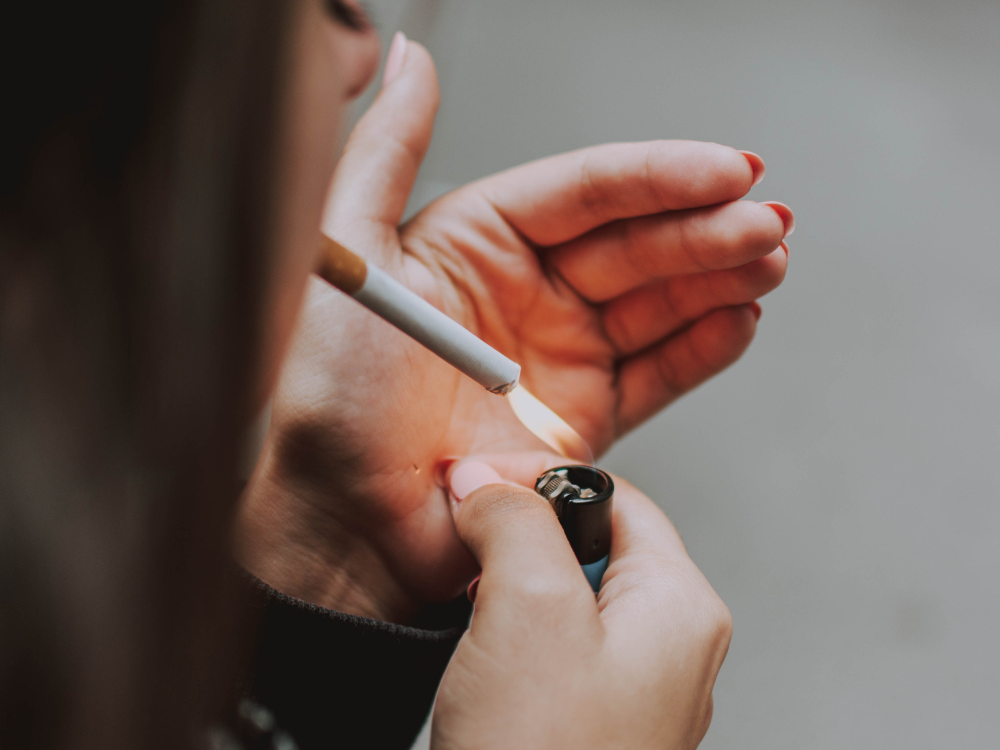 Czy stres naprawdę powoduje chęć zapalenia papierosa? Co mówi psychologia?