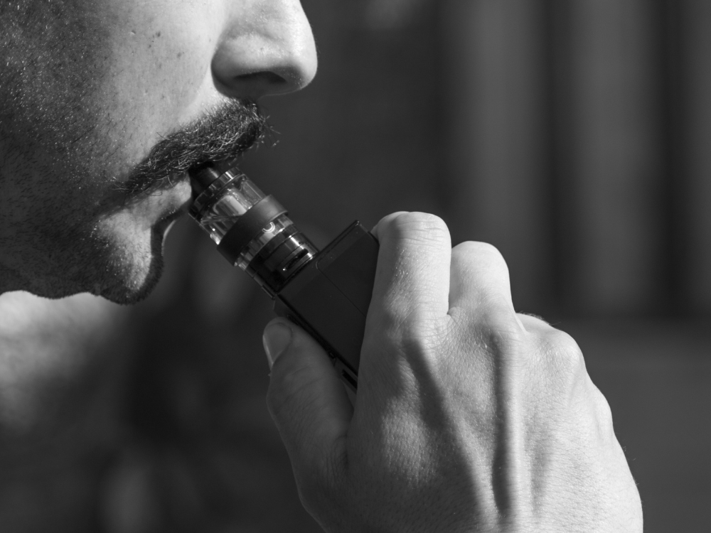 Czy można uzależnić się od nikotyny bez palenia? Saszetki nikotynowe, vape i inne zamienniki